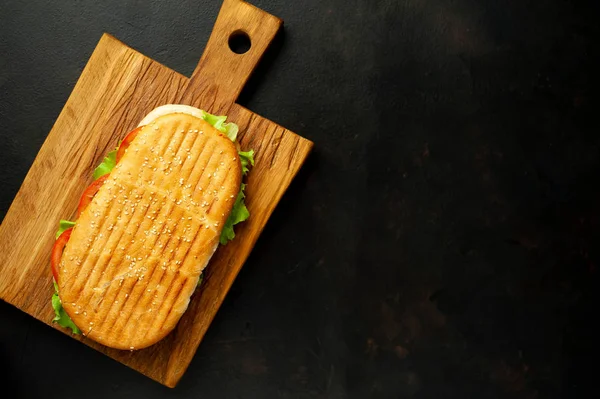 Sandwich Panini Grillé Sur Planche Découper Bois Sur Fond Pierre — Photo