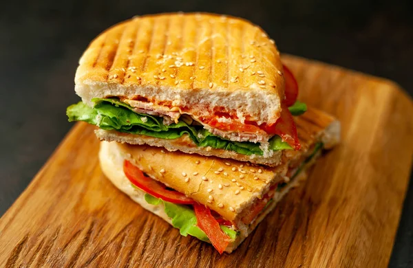 Sandwich Panini Grillé Sur Planche Découper Bois Sur Fond Pierre — Photo