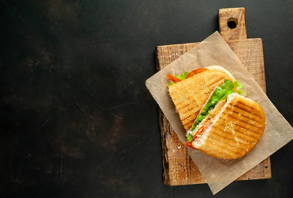 Sandwich Panini Grillé Sur Planche Découper Bois Sur Fond Pierre — Photo