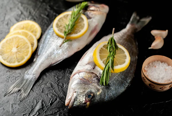 Nahaufnahme Von Rohem Fisch Mit Zitronen Und Rosmarinzweigen Auf Steinhintergrund — Stockfoto