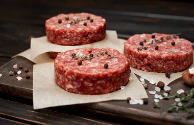 Ahşap tahta üzerinde baharatlar ile ham kıyılmış sığır Burger