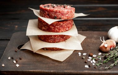Ahşap tahta üzerinde baharatlar ile ham kıyılmış sığır Burger