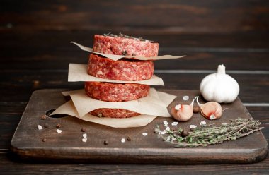 Ahşap tahta üzerinde baharatlar ile ham kıyılmış sığır Burger