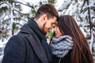 Soğuk kış parkta sarılma ihale çift