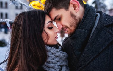 Soğuk kış parkta sarılma ihale çift