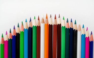 Beyaz arka planda izole renkli kalemler yığını 