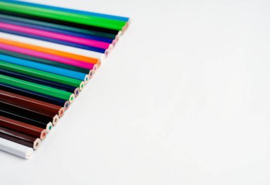 Beyaz arka planda izole renkli kalemler yığını 