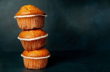 Siyah taş arka planda taze ev yapımı kekler