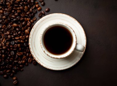 Kahve çekirdekleri ile siyah taş arka planda kahve taze fincan 