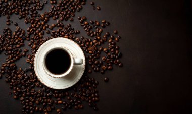 Kahve çekirdekleri ile siyah taş arka planda kahve taze fincan 