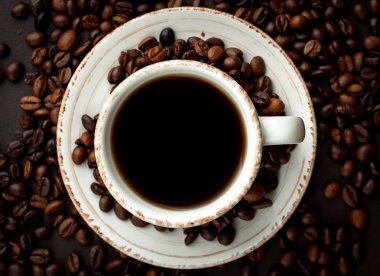 Kahve çekirdekleri ile siyah taş arka planda kahve taze fincan 