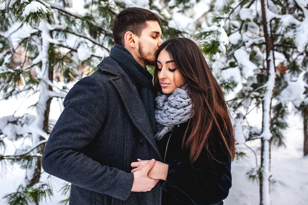 Soğuk kış parkta sarılma ihale çift