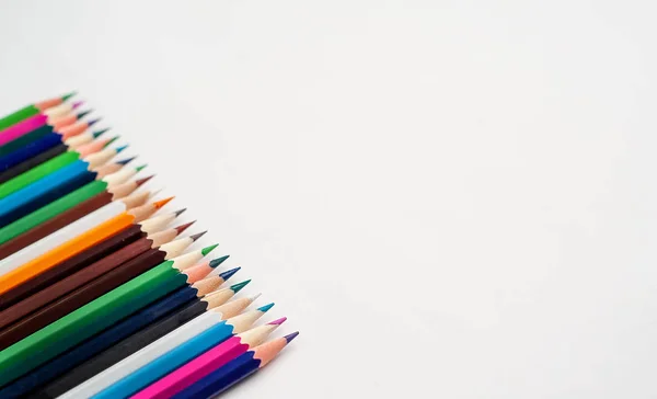 Stos Kolorowych Ołówków Wyizolowanych Białym Tle — Zdjęcie stockowe