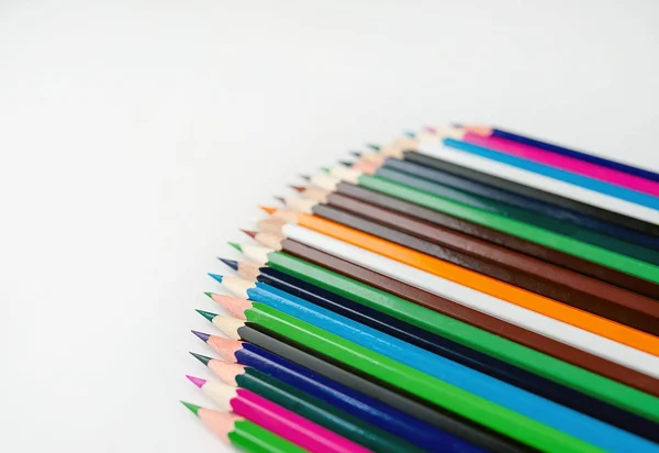 Pilha Lápis Coloridos Isolados Fundo Branco — Fotografia de Stock