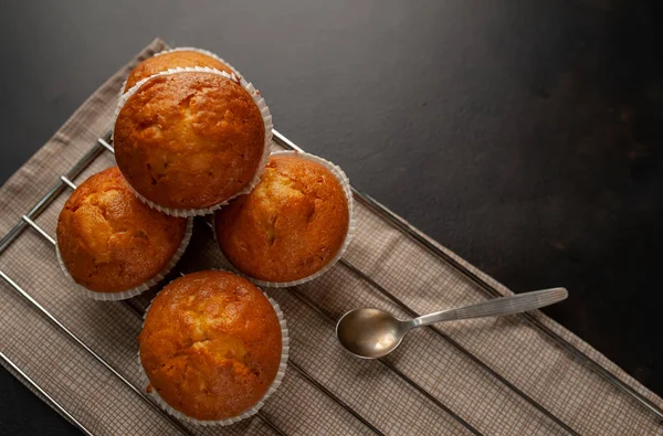 Muffins Frescos Caseros Consiguiendo Fresco Rejilla Sobre Fondo Oscuro Piedra — Foto de Stock