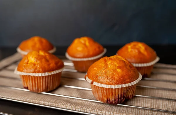 Muffins Frescos Caseros Consiguiendo Fresco Rejilla Sobre Fondo Oscuro Piedra — Foto de Stock