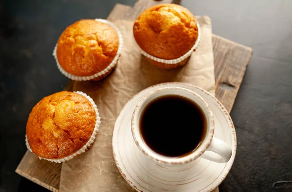 Muffins Recién Horneados Servidos Con Taza Café Sobre Tabla Madera — Foto de Stock