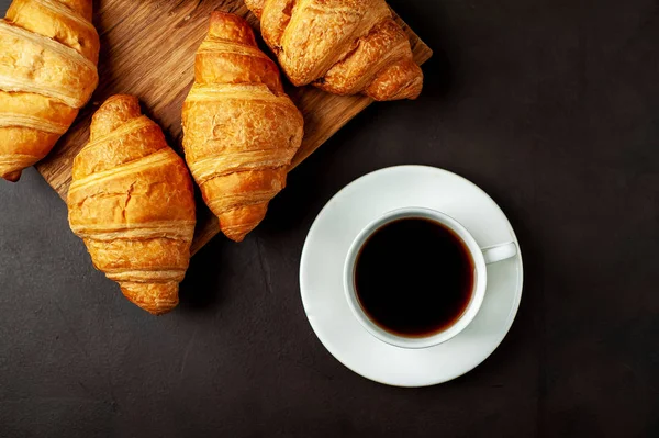 Tasse Kaffee Mit Frischen Französischen Croissants Auf Holzbrett Über Schwarzem — Stockfoto