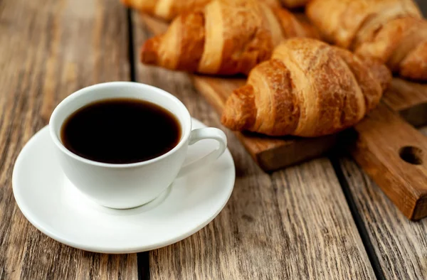 Taza Café Con Cruasanes Franceses Frescos Sobre Tabla Madera Sobre — Foto de Stock