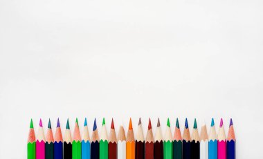 Beyaz arka planda izole renkli kalemler yığını 