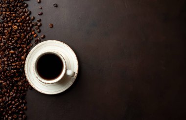 Kahve çekirdekleri ile siyah taş arka planda kahve taze fincan 