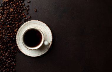 Kahve çekirdekleri ile siyah taş arka planda kahve taze fincan 