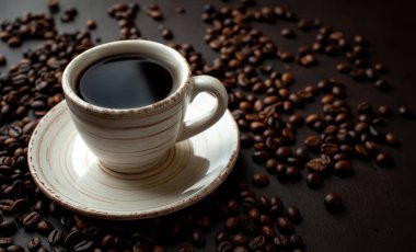 Kahve çekirdekleri ile siyah taş arka planda kahve taze fincan 