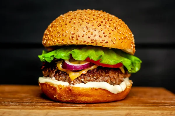 Hamburguesa Casera Fresca Sobre Tabla Cortar Madera Sobre Fondo Piedra —  Fotos de Stock