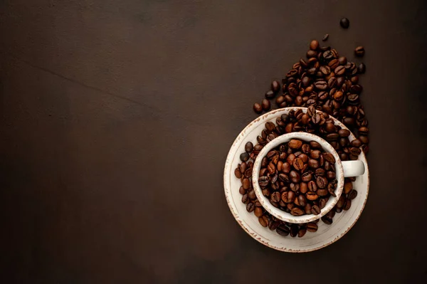 Tazza Ceramica Piattino Pieno Chicchi Caffè Torrefatto Sfondo Pietra Marrone — Foto Stock