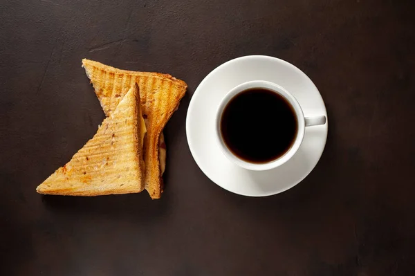 Sanduíches Grelhados Servidos Com Xícara Café Fundo Pedra Preta — Fotografia de Stock