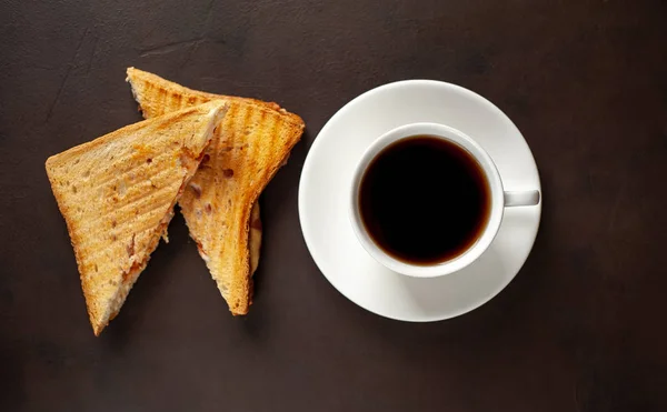 Grillezett Szendvicsek Szolgált Csésze Kávé Fekete Háttér — Stock Fotó