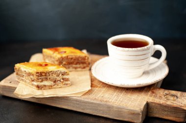 Ahşap tahta üzerinde fındık ve aroma kahvesi ile geleneksel Türk baklavası veya baklava