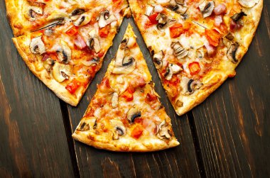 Ahşap arka planda dilimlenmiş ev yapımı mantar pizza