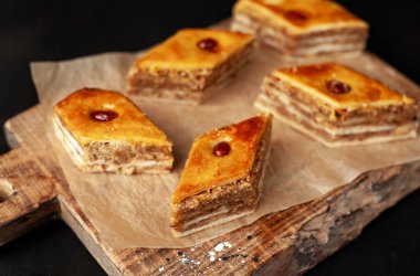Ahşap tahta üzerinde fındık ile geleneksel Türk baklavası veya baklava