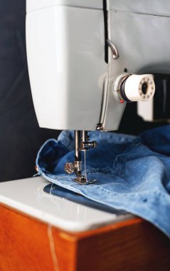 Dikiş makinesi ayrıntılarının yakından görünümü