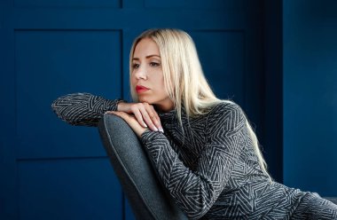 Zarif sarışın genç kadın mavi iç koltukta oturan