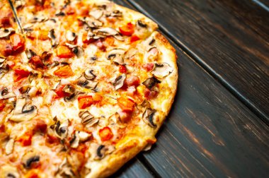 Ahşap arka planda dilimlenmiş ev yapımı mantar pizza