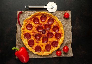 Taş arka planda geleneksel lezzetli pepperoni pizza
