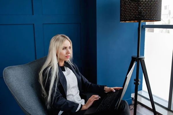 Elegante Zakenvrouw Zittend Fauteuil Werken Aan Laptop Blauw Interieur — Stockfoto