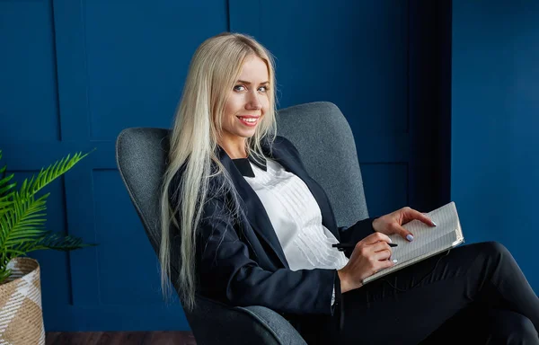 Jonge Blonde Vrouw Met Notebook Zitten Grijze Fauteuil — Stockfoto