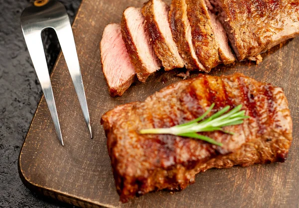 Steaks Porc Grillés Aux Épices Romarin Sur Planche Découper Bois — Photo