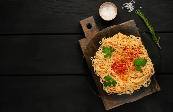 Italian Spaghetti Pasta Tomato Sauce Parsley Leaves Dark Stone Background — Stock Photo, Image