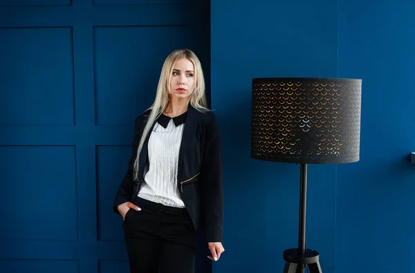 Elegante Zakenvrouw Poseren Stijlvolle Blauwe Studio — Stockfoto