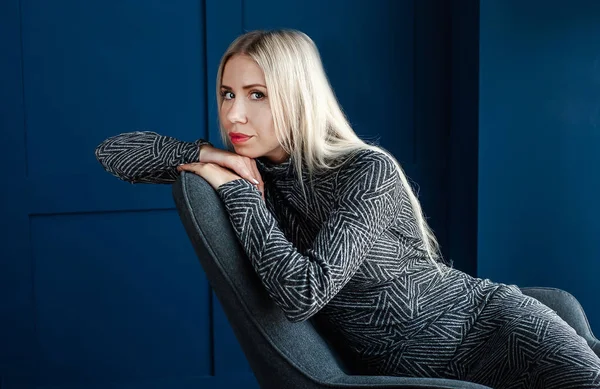 Elegante Blonde Jonge Vrouw Zittend Fauteuil Blauw Interieur — Stockfoto