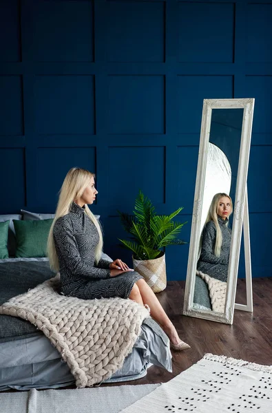 Jonge Blonde Vrouw Poseren Stijlvolle Blauwe Slaapkamer — Stockfoto