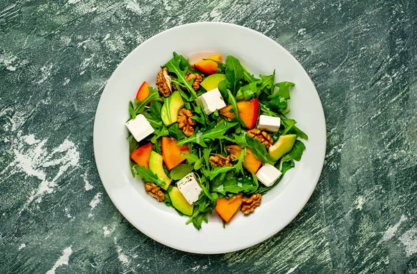 Čerstvý Vegetariánský Salát Zelivkou Tomelu Avokádem Vlašskými Oříšky Feta Sýrem — Stock fotografie