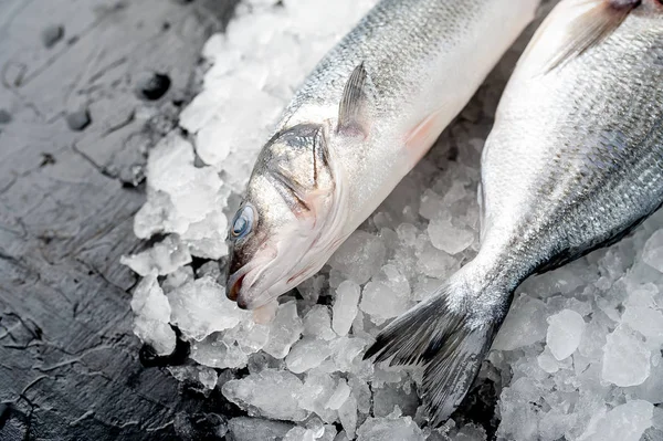 Blick Auf Frischen Fisch Auf Einem Haufen Kaltem Crushed Ice — Stockfoto