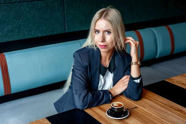 Stijlvolle Blonde Vrouw Drinken Kopje Koffie Blauwe Café Interieur — Stockfoto