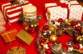 Vánoční dárkové krabice, zdobený jedle na zářivě červeném pozadí 