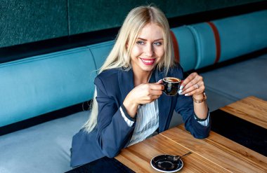 Şık sarışın kadın mavi kafe iç kahve fincan içme 